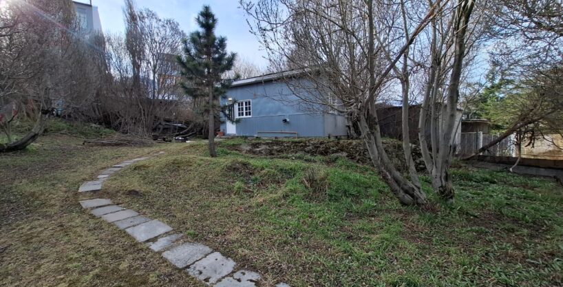 ALQUILO casa en calle Gob. Paz noreste. Ubicación: Pleno centro. Con patio compartido