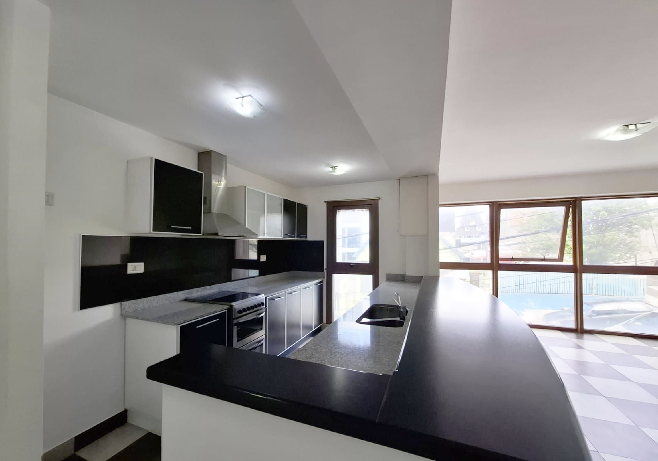 SE ALQUILA ATRACTIVO DEPARTAMENTO DE 1 HABITACIÓN, UBICADO EN PLENO CENTRO DE LA CIUDAD. DIR GODOY 33