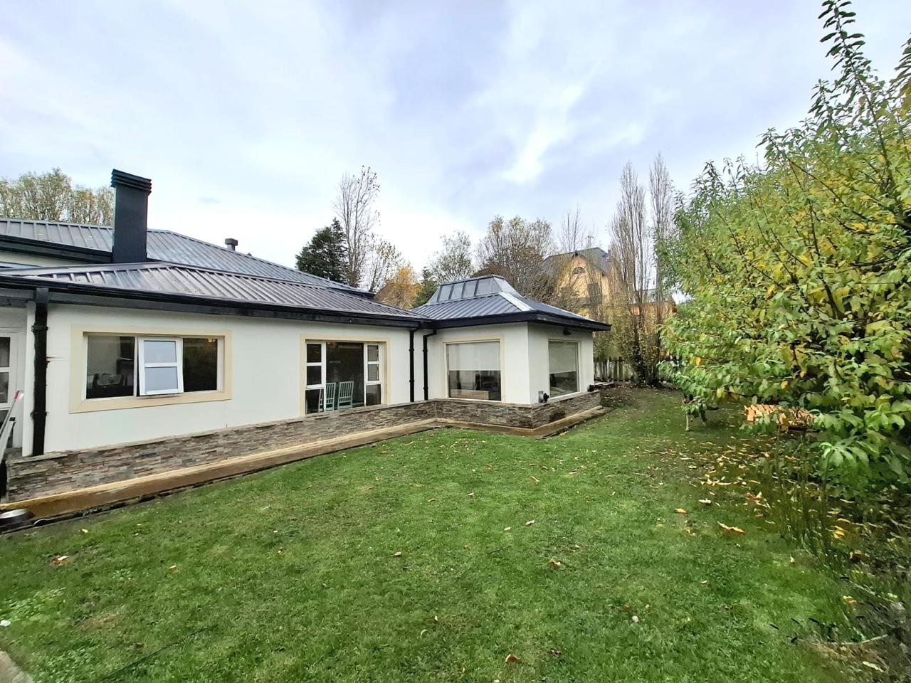 VENTA DE HERMOSA CASA DE 3 DORMITORIOS UBICADA EN EL EXCLUSIVO BARRIO CLUB DE CAMPO.